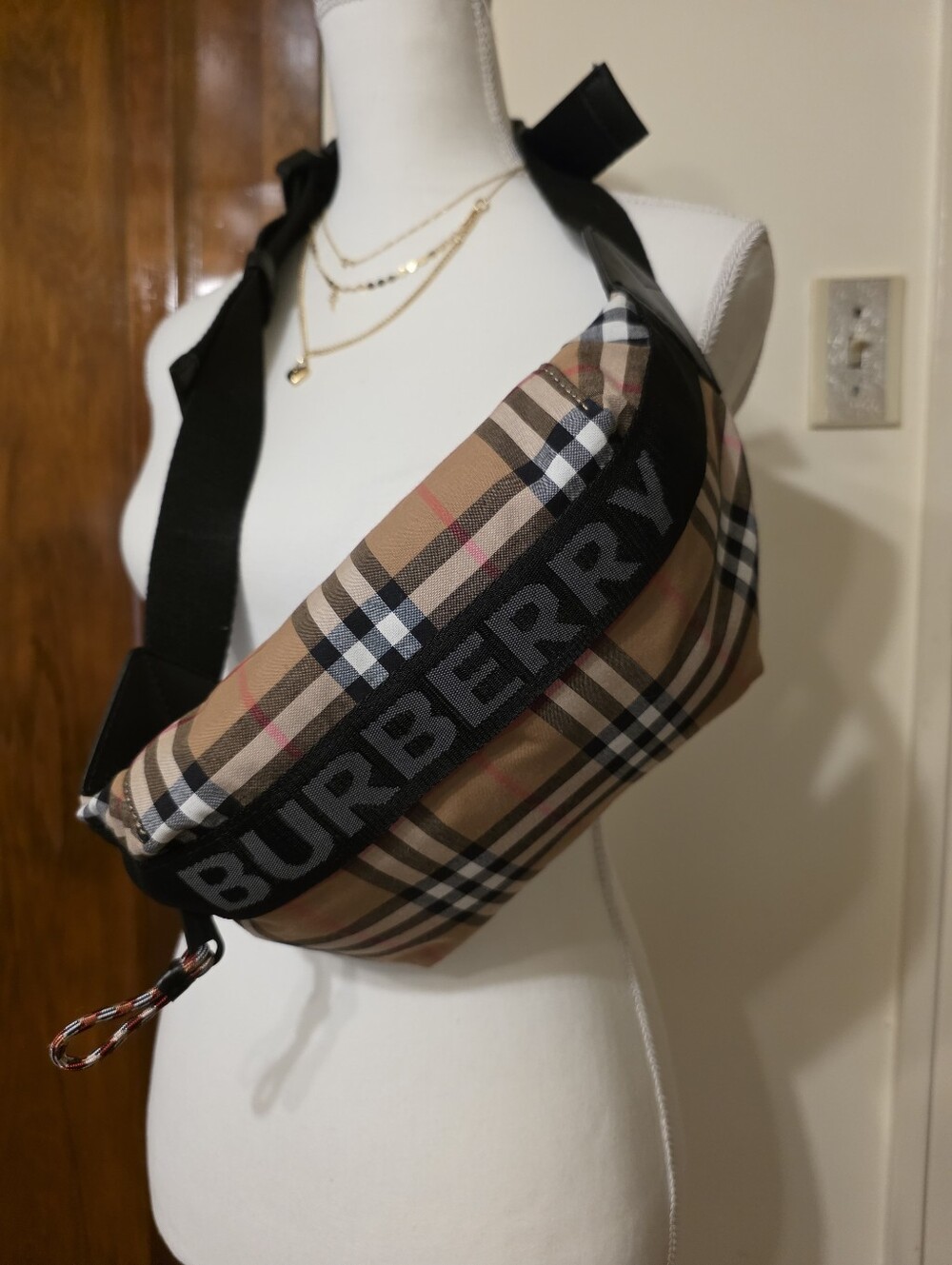 VIP Only Bought From Italy Never Been Used.Burberry Beige Nova Check Belt Bag